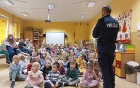 dzieci podczas prelekcji z policjantami