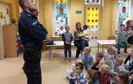 policjant rozmawia z dziećmi