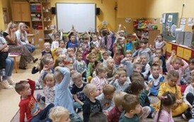 Dzieci słuchają pogadanki policjant&oacute;w na temat bezpieczeństwa