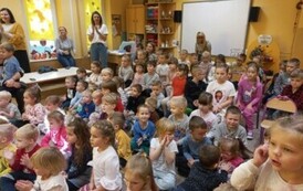 dzieci oglądają występ tancerzy