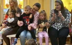 dzieci z wychowawczyniami oglądają występ