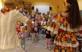 dzieci tańczą z tancerzami