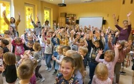 dzieci tańczą