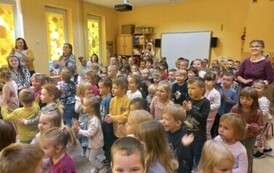 dzieci tańczą