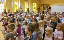 dzieci naśladują ruchy tancerzy