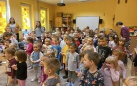 dzieci tańczą