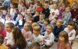 przedszkolaki oglądają koncert