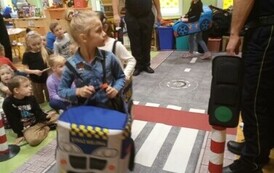 dzieci biorą udział w symulacji ruchu drogowego