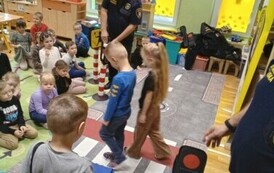 dzieci biorą udział w symulacji ruchu drogowego