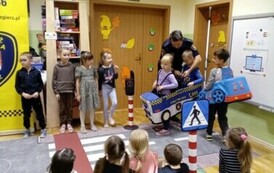 dzieci bawią się w symulację ruchu drogowego