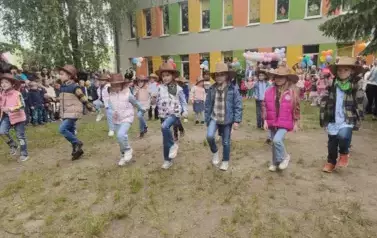 występy dzieci na pikniku przedszkolnym