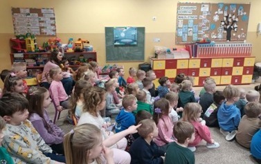 dzieci oglądają przedstawienie baletowe