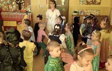 dzieci tańczą na balu