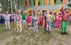 dzieci tańcza podczas pikniku dla rodziców