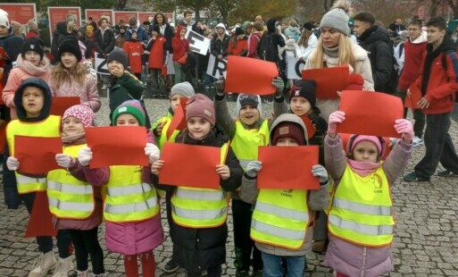 przedszkolaki z czerwonymi kartkami na placu Jana Pawła II