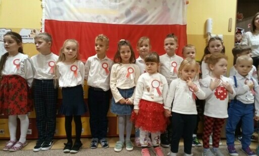 przedszkolaki na tle flagi Polski