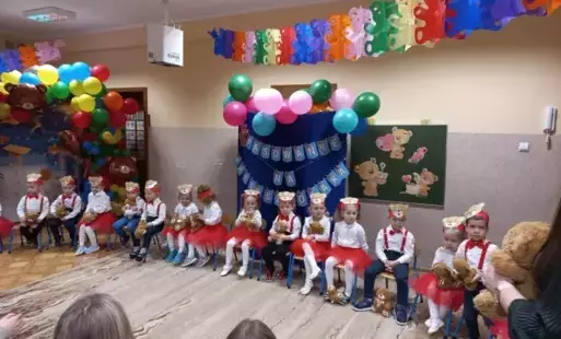 dzieci występują przed rodzicami