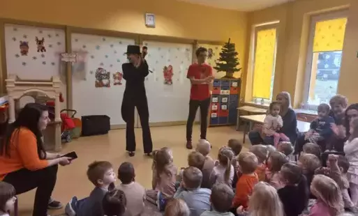 dzieci słuchają śpiewu prowadzącej