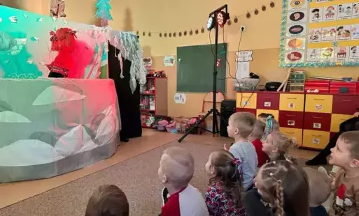 dzieci oglądają teatrzyk