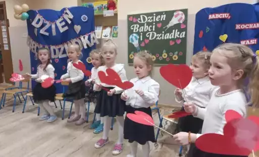 dzieci z grupy 2 śpiewają piosenki dla dziadków