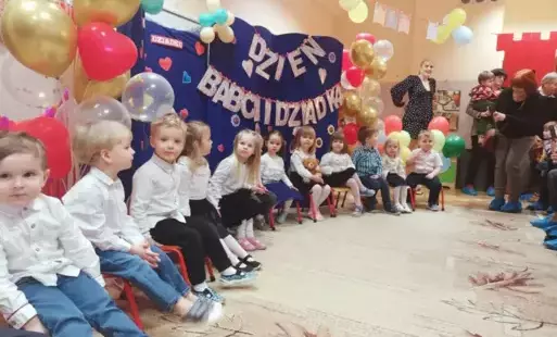 dzieci podczas występu dla dziadków