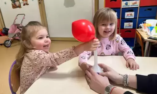 dzieci eksperymentują z balonami