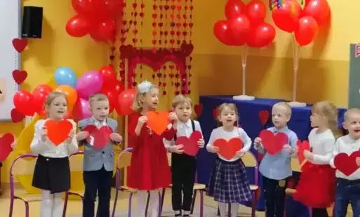 dzieci z grupy 4 z sercami