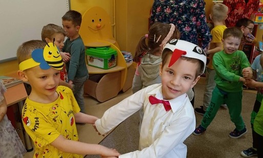 chłopcy tańczą przebrani w wiosenne stroje