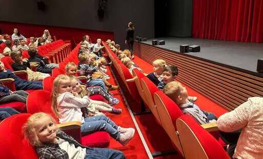 dzieci siedzą w teatrze