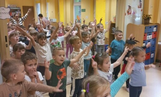 dzieci tańczą zumbę